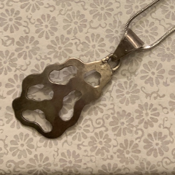 Silver Abstract pendant & earrings set - Picture 4 of 6